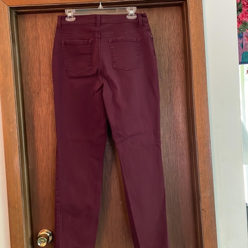 Gloria Vanderbilt size 10. Maroon - Picture 2 of 3